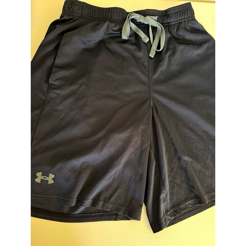 Under Armour Men's Size M Loose Fit Mesh Athletic Shorts Black Logo Drawstring